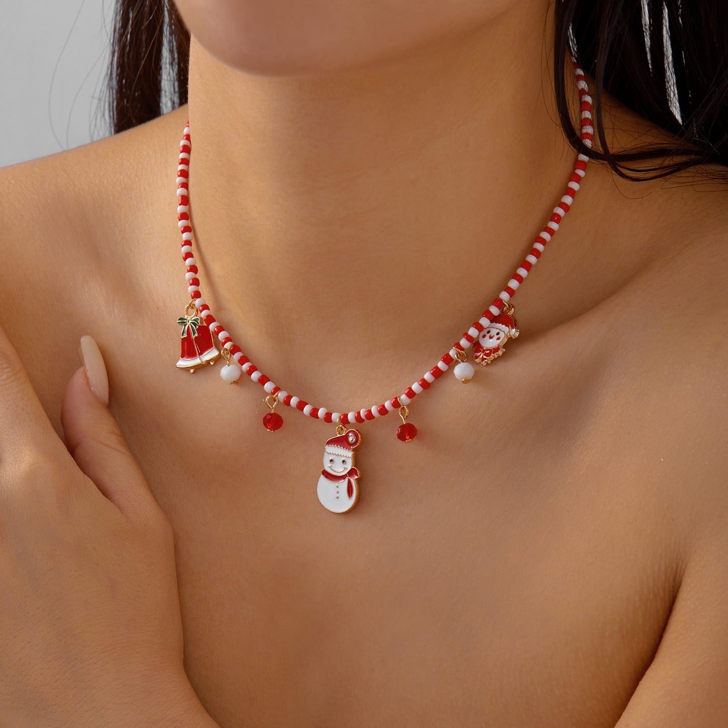 Collana in lega a tema natalizio con ciondolo a forma di Babbo Natale, campanella, casa innevata e fiocco di neve in stile festivo