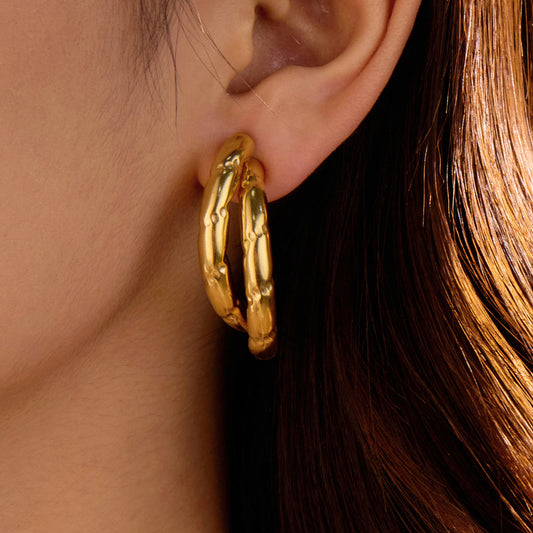 Pendientes de aro minimalistas geométricos de acero inoxidable con forma de arco, superficie texturizada y acabado chapado