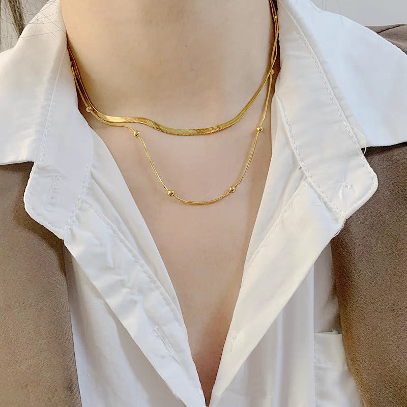 Juego de collar minimalista de doble capa con cadena de serpiente plana en acero de titanio con chapado en oro para mujer