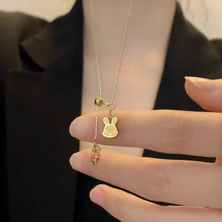 Collar con Colgante de Conejo y Zanahoria de Diseño Original en Acero Titanio con Acabado Chapado para Mujer, Cadena con Medallón de Forma Irregular