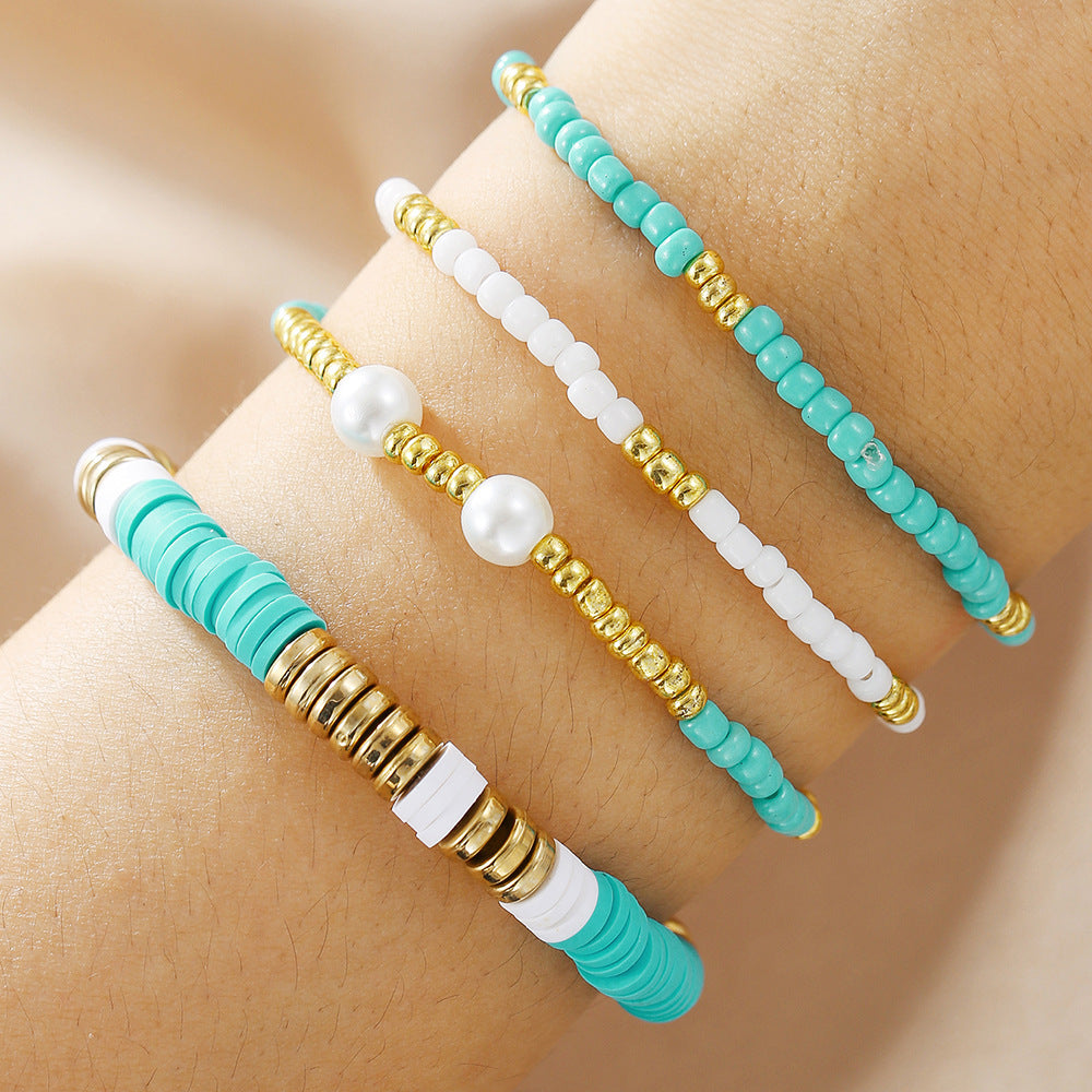 Set di bracciali impilabili bohémien con perle in argilla polimerica, forme geometriche e accenti di perle colorate da donna