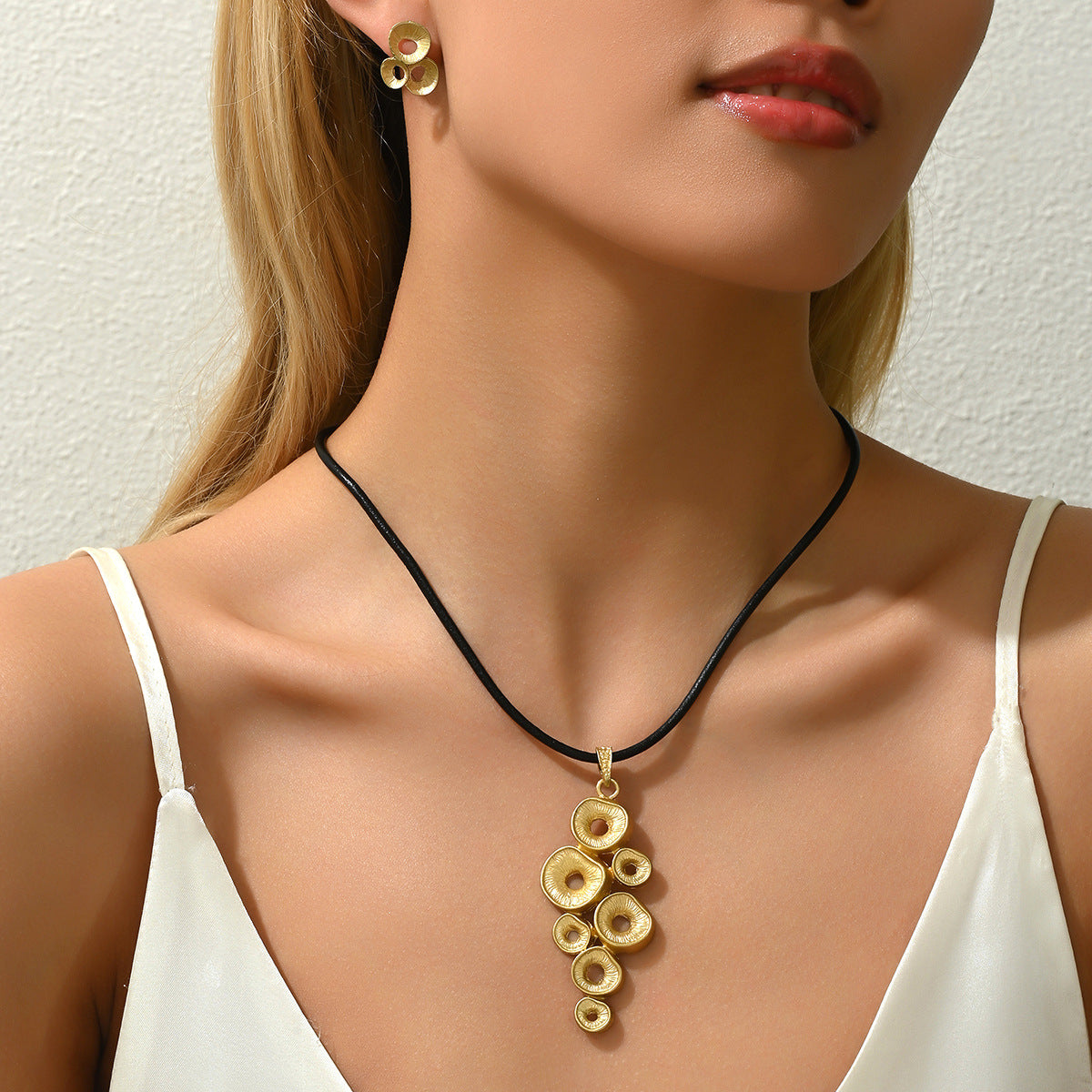 Juego de collar con colgante de cobre geométrico irregular minimalista inspirado en Chanel con aretes a juego para mujer