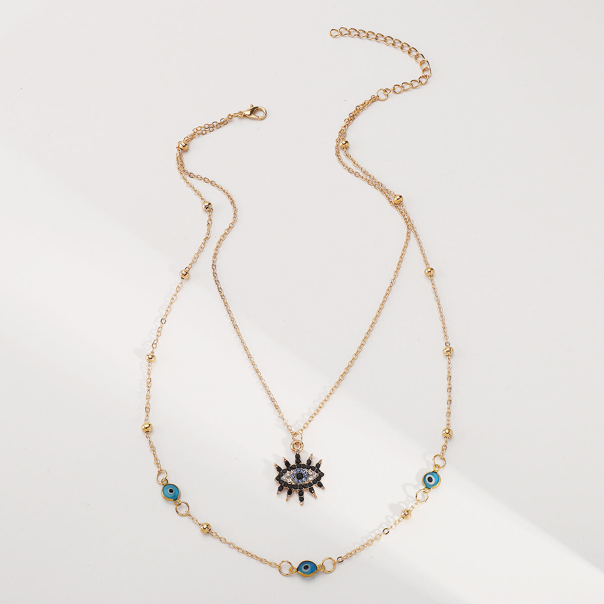 Collana con ciondolo a occhio di Allah geometrico, dolce e audace, con intarsi in strass e dettagli in smalto su catena a O