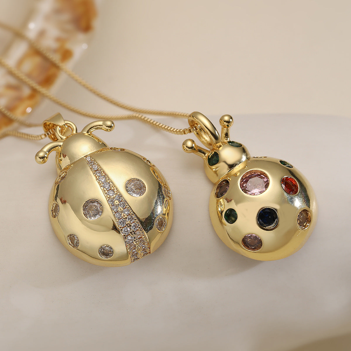 Minimalist Ladybug-Shaped Pendant Necklace for Women with Copper Base and 18K Gold Plating, Zircon Inlay, Delicate Clavicle Chain