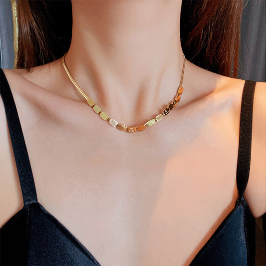 Elegante collar minimalista cuadrado con colgante de letras LOVE en acero titanio con acabado chapado para mujer