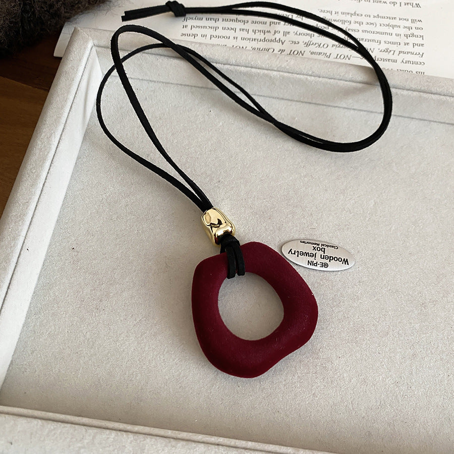 Collana girocollo con ciondolo in resina floreale minimalista da donna, catena leggera per maglione con estetica di lusso