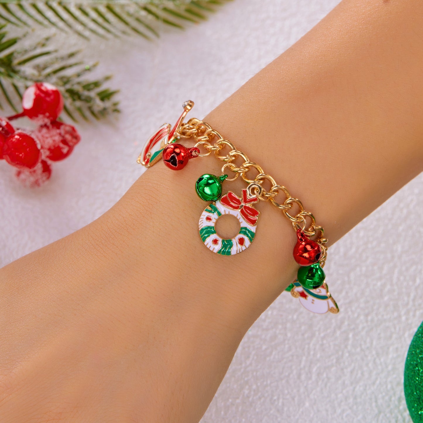 Collana con Pendente in Lega a Tema Natalizio con Ciondoli a Renna e Campanella, Elettroplaccata, Stile Minimalista e Dolce per Donna