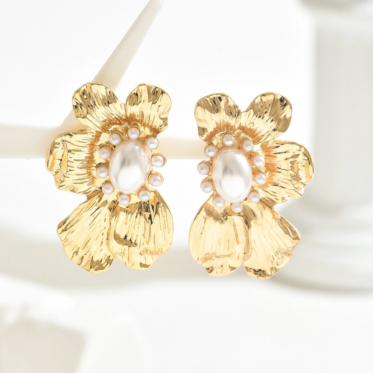 Orecchini in Lega a Design Floreale di Lusso con Intarsio di Perle da Donna, Perno in Acciaio Inossidabile, Accessorio Moda Elegante