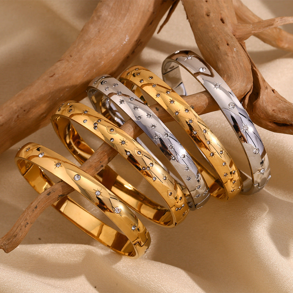 Bracciale Minimalista a Stella a Otto Punte con Punti Tondi, Base in Acciaio Inossidabile Placcato Oro 18K, con Motivi di Luna, Sole e Occhio Incorniciati con Strass Bianchi