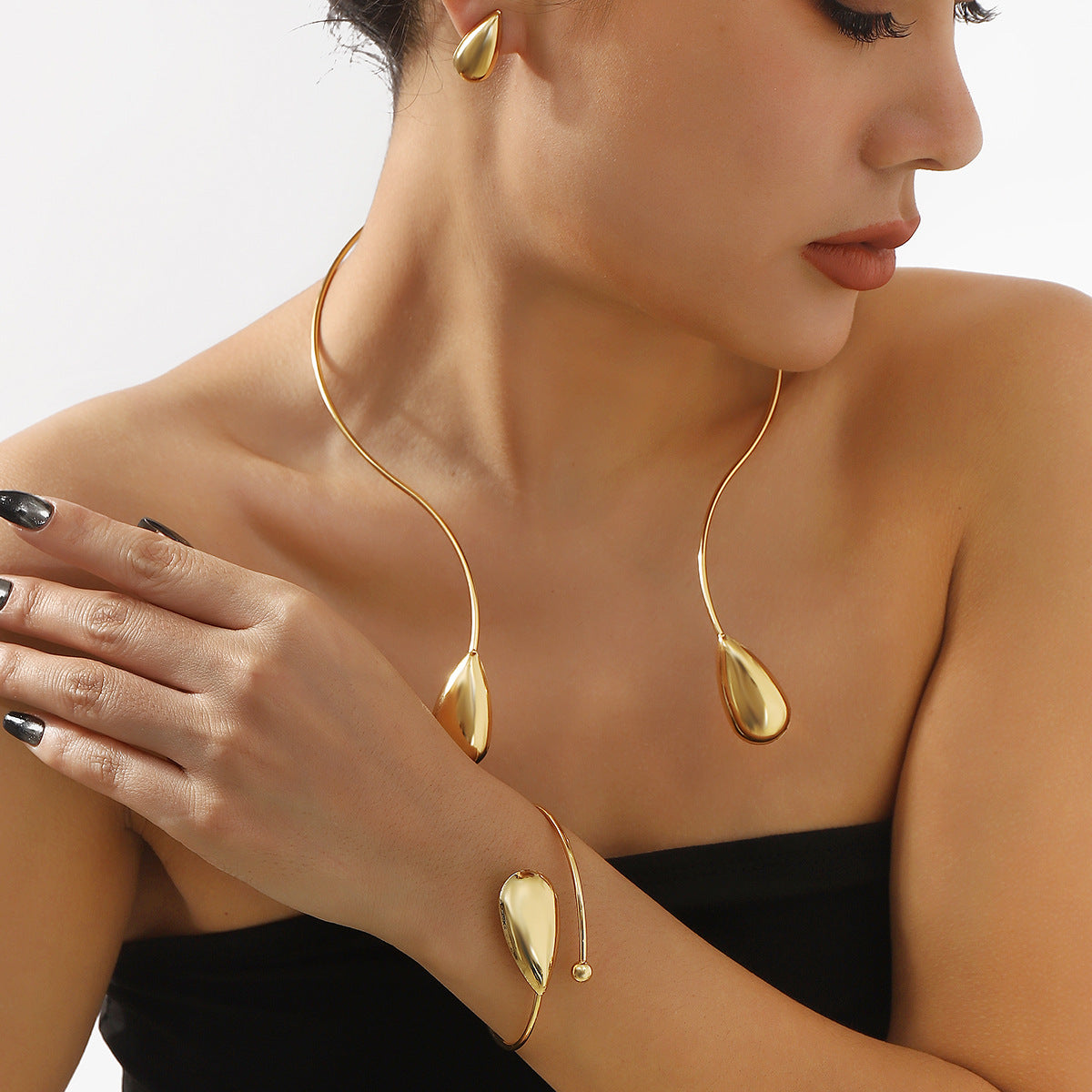 Juego de gargantilla, pulsera y pendientes metálicos geométricos minimalistas en forma de lágrima con acabado galvanizado para mujer