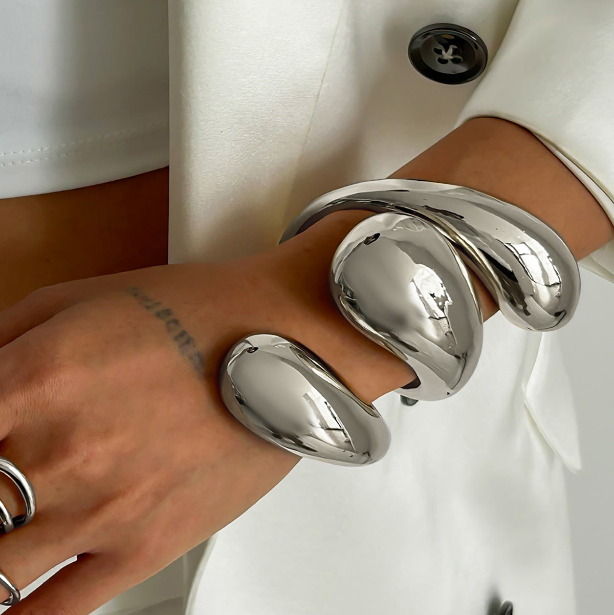 Bracciale avvolgente da donna a goccia d'acqua oversize con finitura in lega lucida e design galvanizzato resistente