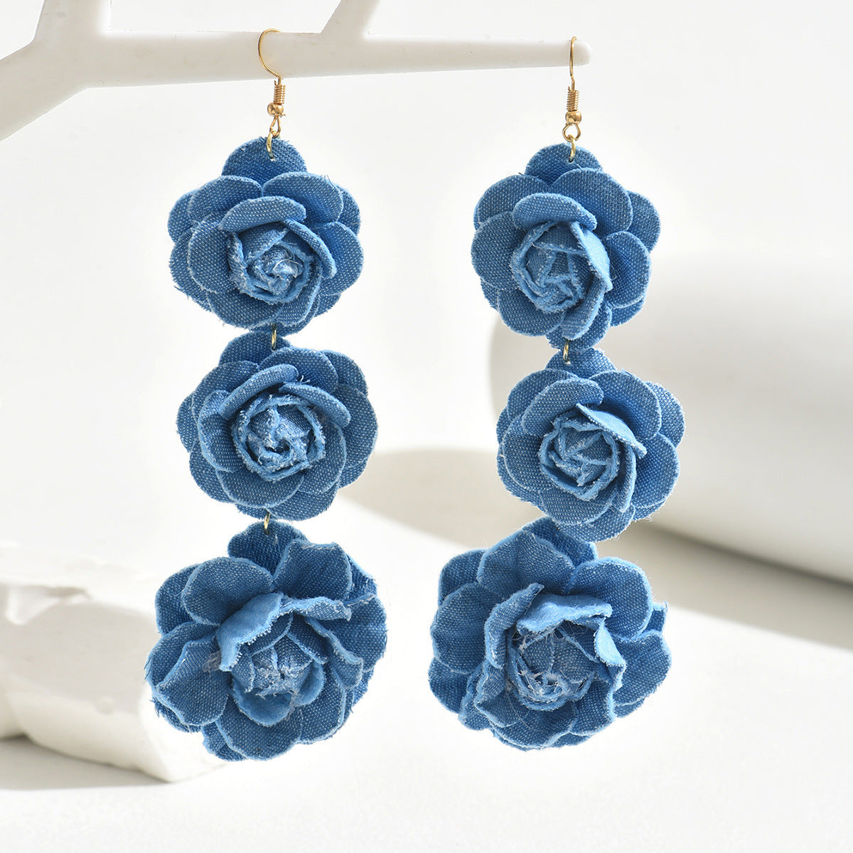 Orecchini a perno con design floreale minimalista in tessuto fresco per donna, con perni in acciaio inossidabile e design a petalo