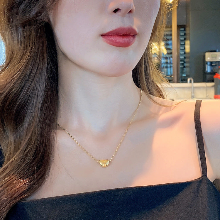 Collana Pendente Minimalista a Fagiolo Rosso da Donna in Acciaio al Titanio con Design Geometrico, Finitura Placcata, Catena a Scatola, Stile Corto alla Clavicola