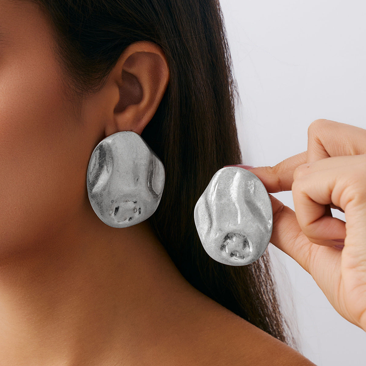 Pendientes de tachuela redondos, geométricos y minimalistas para mujer con superficie pulida y detalle floral trenzado