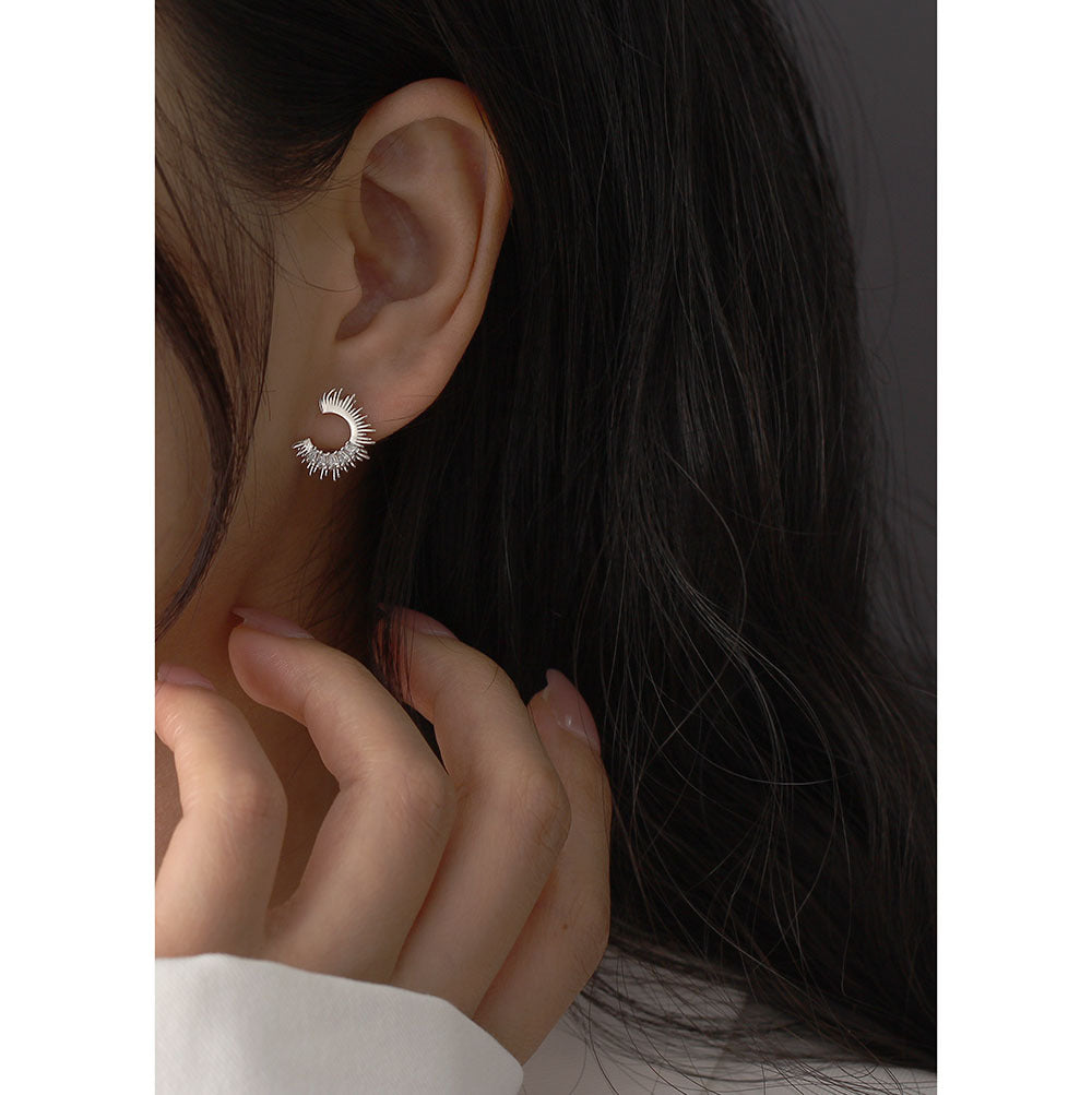 Orecchini a perno a forma di C da donna in argento sterling 925 di lusso, con zirconi cubici microincastonati geometrici