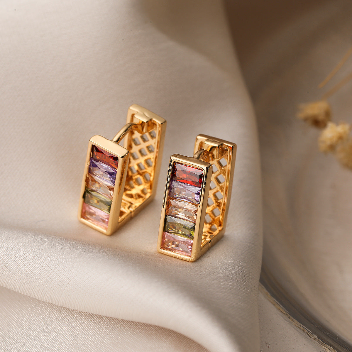 Orecchini da donna geometrici minimalisti in rame con placcatura in oro e intarsi in zirconi colorati