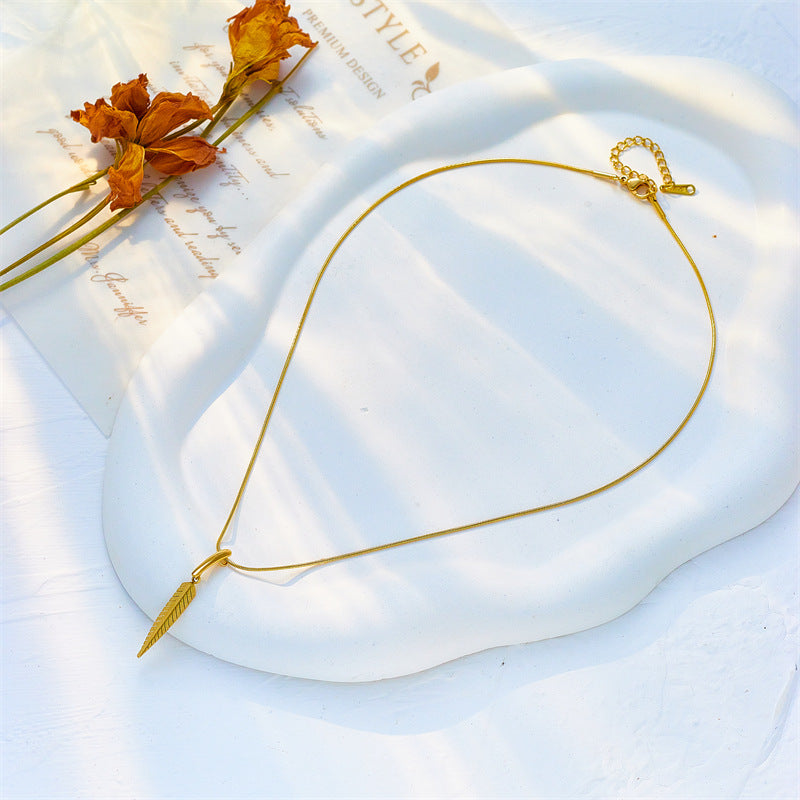 Collar Pendiente de Hoja Larga de Triángulo Minimalista en Acero de Titanio con Acabado Chapado para Mujer
