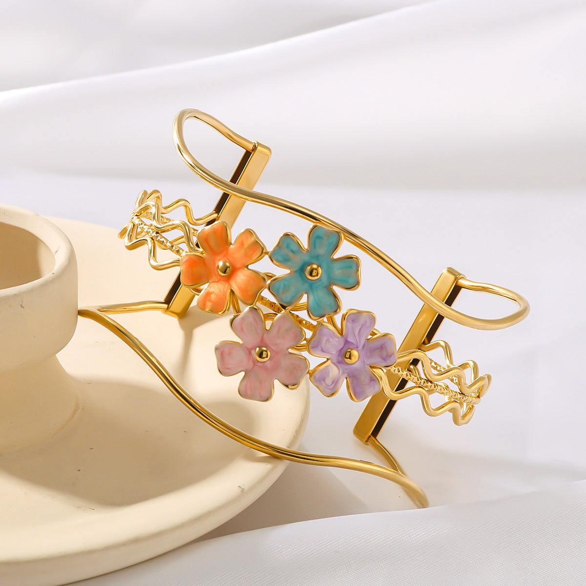 Bracciale regolabile in stile Ins con design floreale, placcato oro 18 carati in acciaio inossidabile e smalto colorato