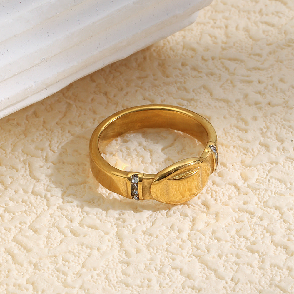 Elegante anillo ovalado de acero inoxidable con baño de oro de 18 quilates y diamantes de imitación para mujer