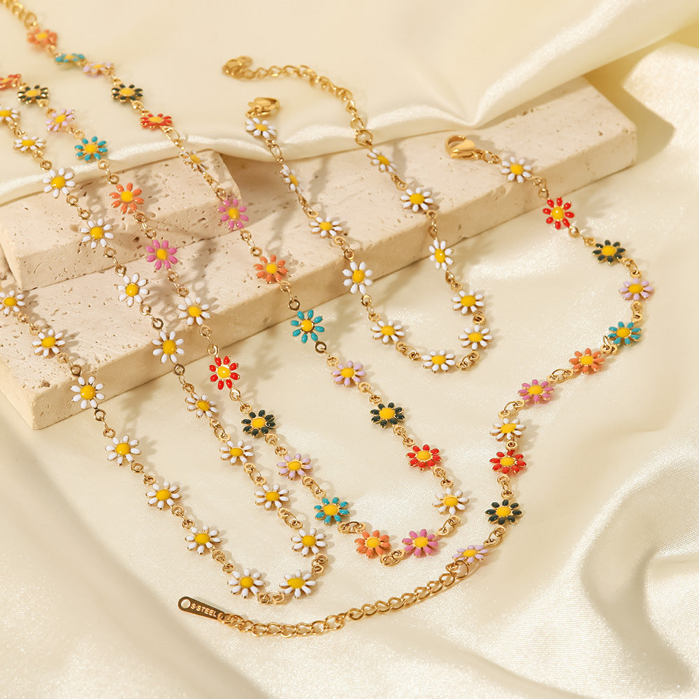 Set di collana e bracciale multistrato alla moda con margherite geometriche in acciaio al titanio placcato oro 18 carati