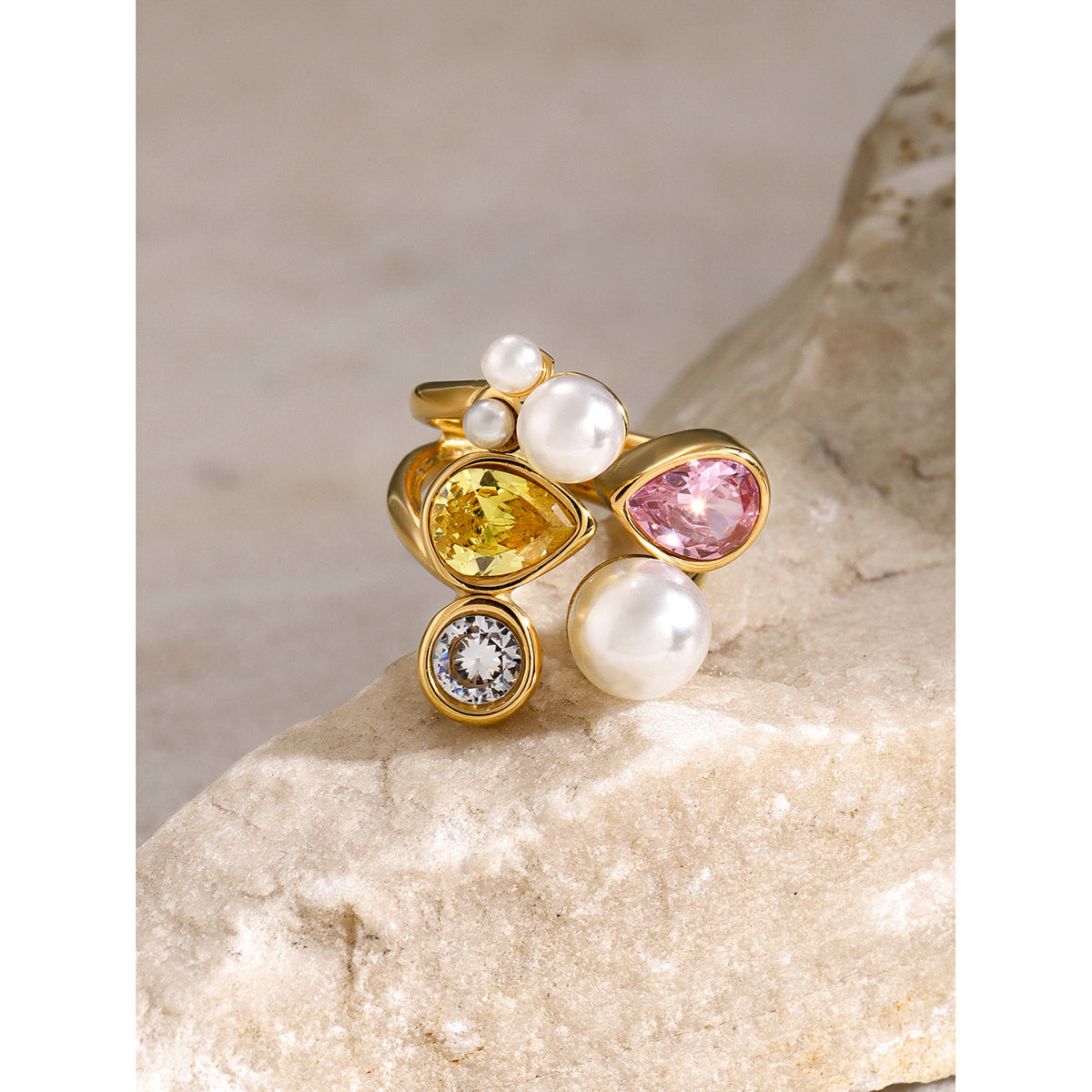 Anello aperto da donna in acciaio inossidabile placcato oro 18 carati con zircone bianco irregolare e perle d'imitazione stile Ins