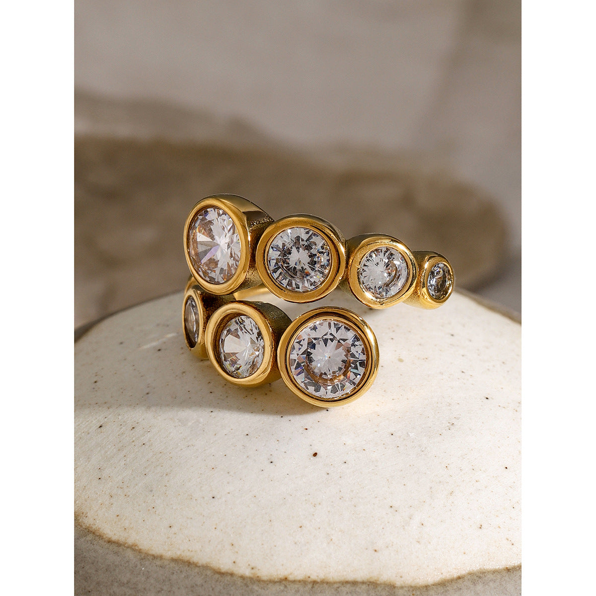 Anello Aperto Rotondo Irregolare in Zircone in Acciaio Inossidabile Placcato Oro 18K Unisex alla Moda