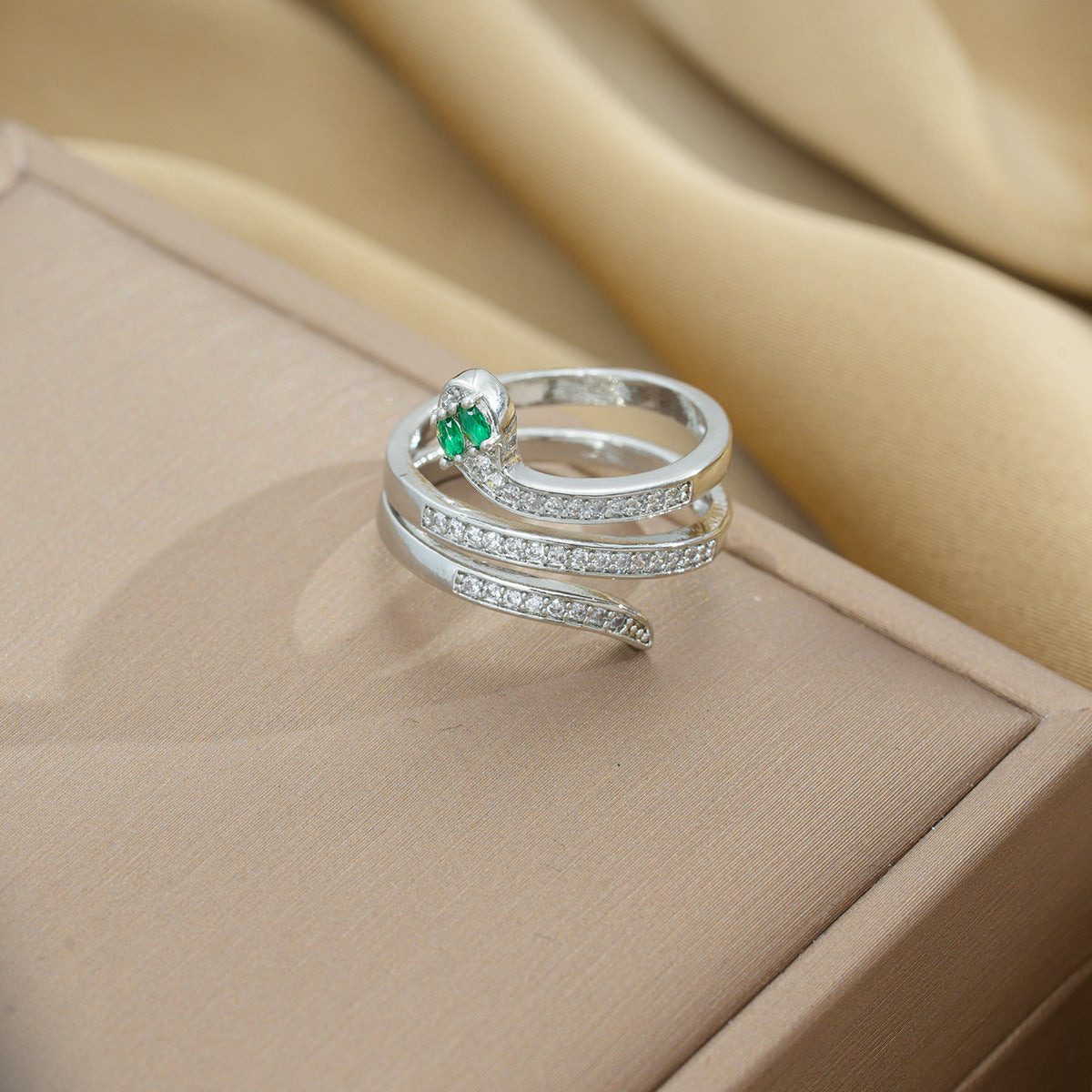 Anillo Vintage con Forma de Serpiente con Ojos de Circonita Verde Hecho de Acero de Titanio con Chapado al Vacío para Mujer
