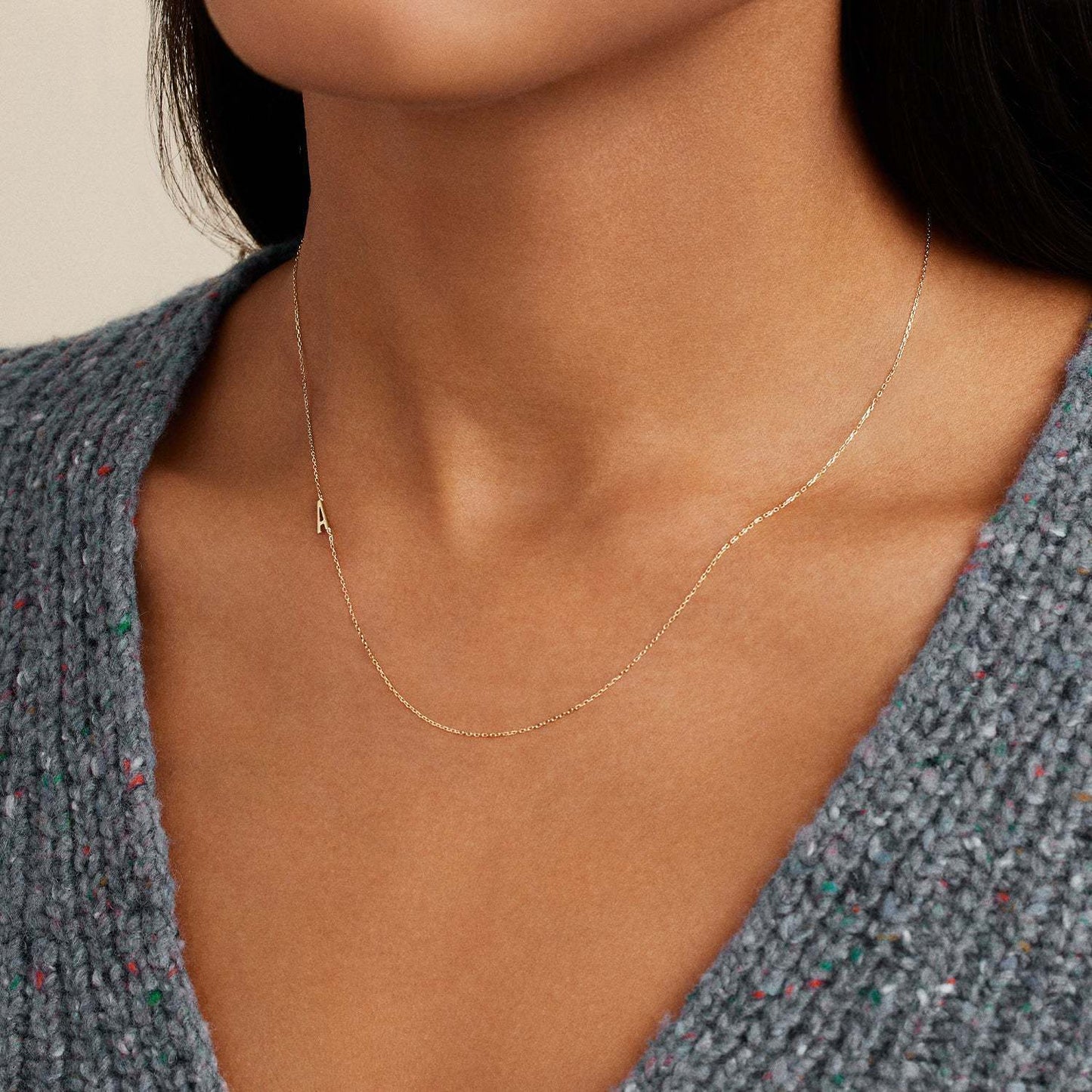 Collana con ciondolo a lettera maiuscola minimalista in acciaio inossidabile da donna con catena a maglie e finitura placcata
