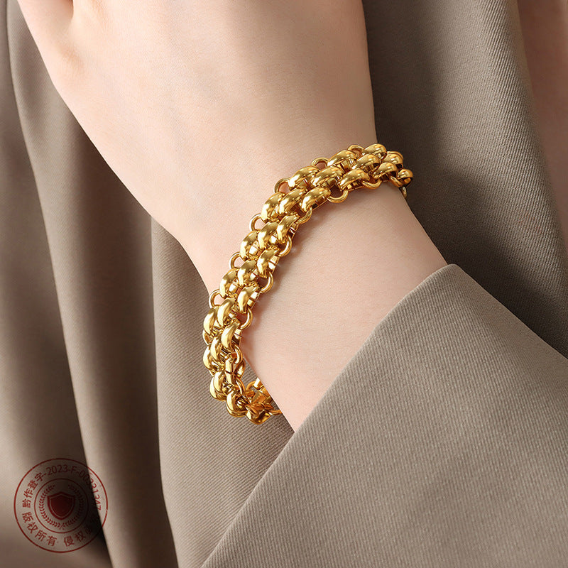 Set collana con ciondolo in acciaio al titanio minimalista audace e cool con catena a maglie spesse e bracciale placcato oro abbinato per donna