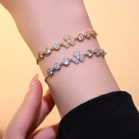Elegante Pulsera de Zirconia en Forma de Corazón para Mujer en Acero de Titanio con Acabado Galvanizado y Artesanía de Incrustaciones