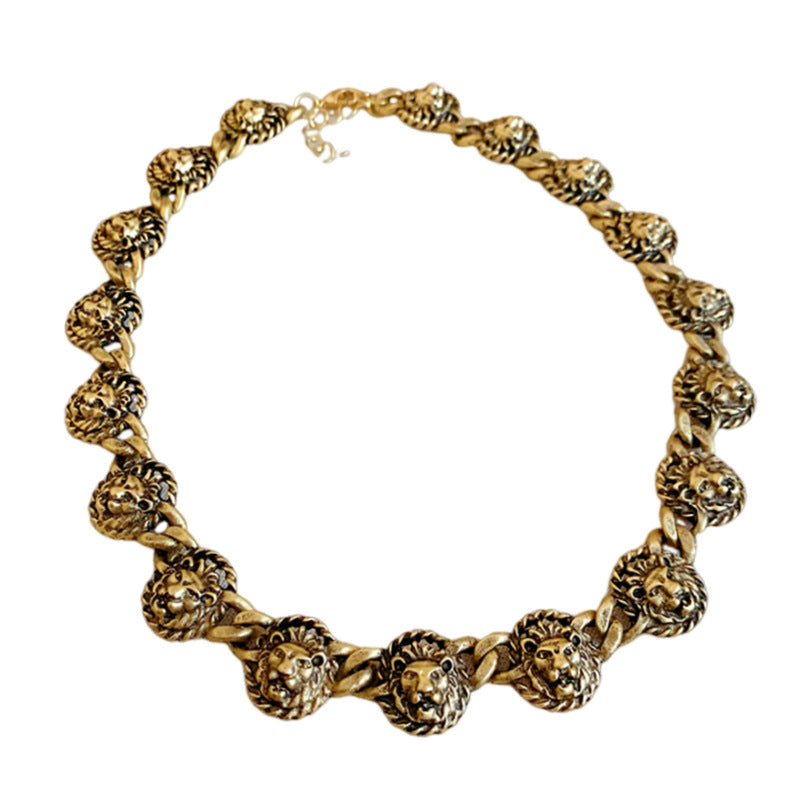 Collana pendente vintage con testa di leone per donna con catena in lega placcata oro, set di gioielli di tendenza in stile medaglione retrò minimalista
