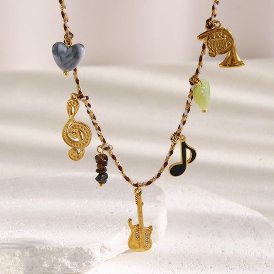 Collana con Ciondolo Minimalista a Forma di Chitarra da Donna in Acciaio Inox con Placcatura in Oro 18K e Cordino Colorato