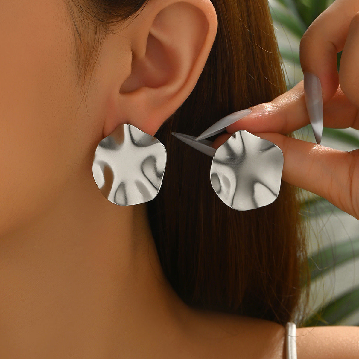 Orecchini geometrici minimalisti da donna in lega di zinco galvanizzata con borchie e design floreale in strass, eleganti per l'uso quotidiano
