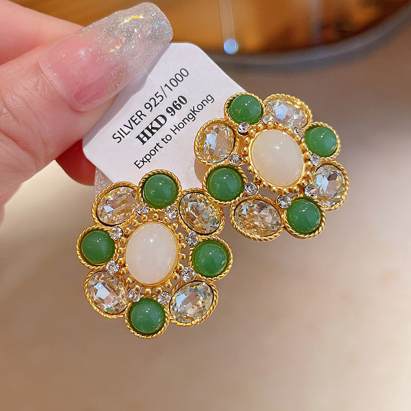 Orecchini a perno da donna con perle intarsiate e strass verdi a fantasia floreale vintage, con perni in acciaio inossidabile