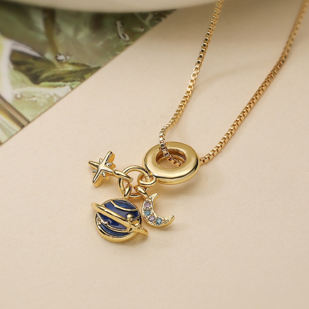 Collana Pendente Geometrica Minimalista a Forma di Aeroplano in Rame con Placcatura in Oro 18K e Dettagli in Zircone per uno Styling Versatile sulla Clavicola
