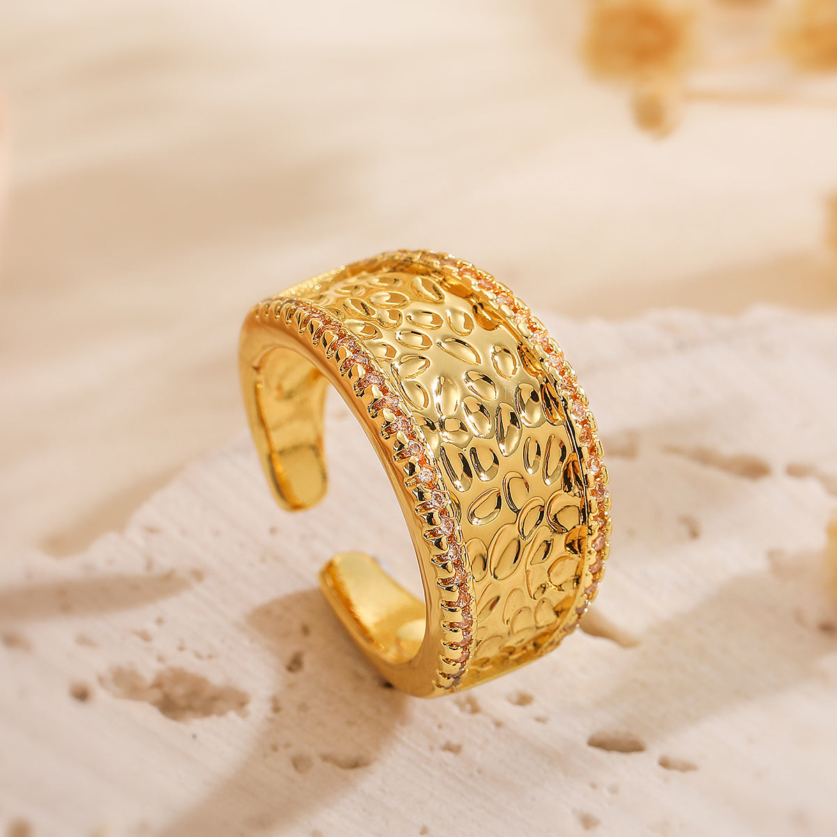 Anello Aperto Geometrico Minimalista da Donna in Ottone Placcato Oro con Intarsio di Zirconi