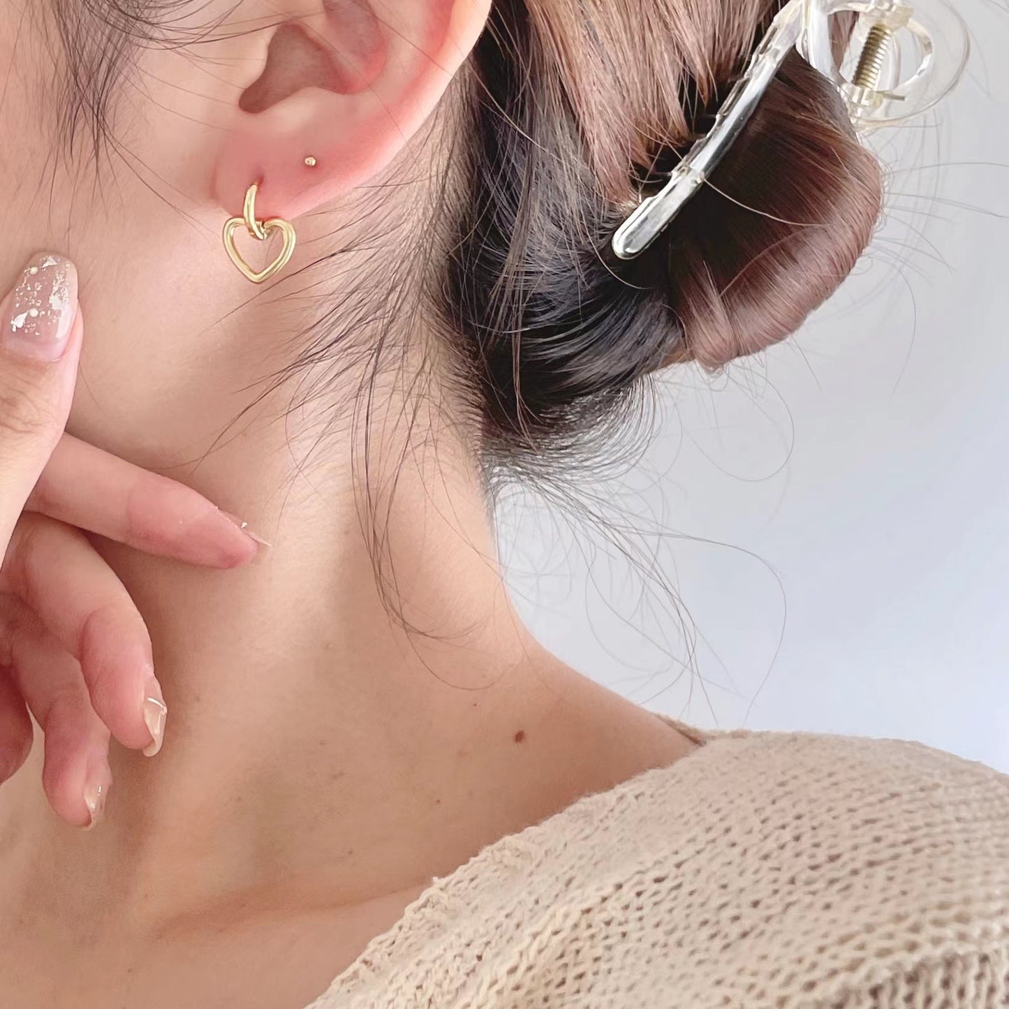 Orecchini a perno da donna in argento sterling 925 a forma di cuore, stile minimalista con finitura artigianale