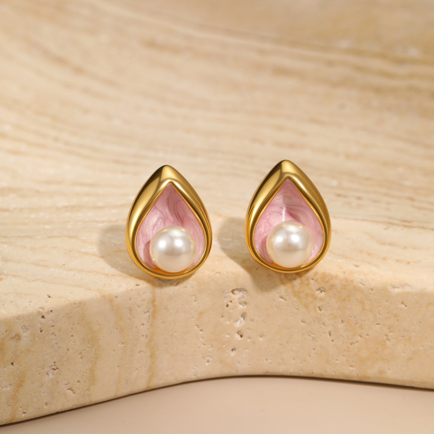 Orecchini da donna alla moda in acciaio inossidabile a forma di goccia d'acqua con accenti di perle e placcatura in oro 18 carati