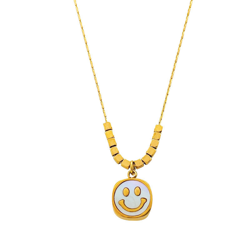 Collana con pendente a faccina sorridente minimalista da donna in acciaio al titanio con intarsio in madreperla e finitura placcata