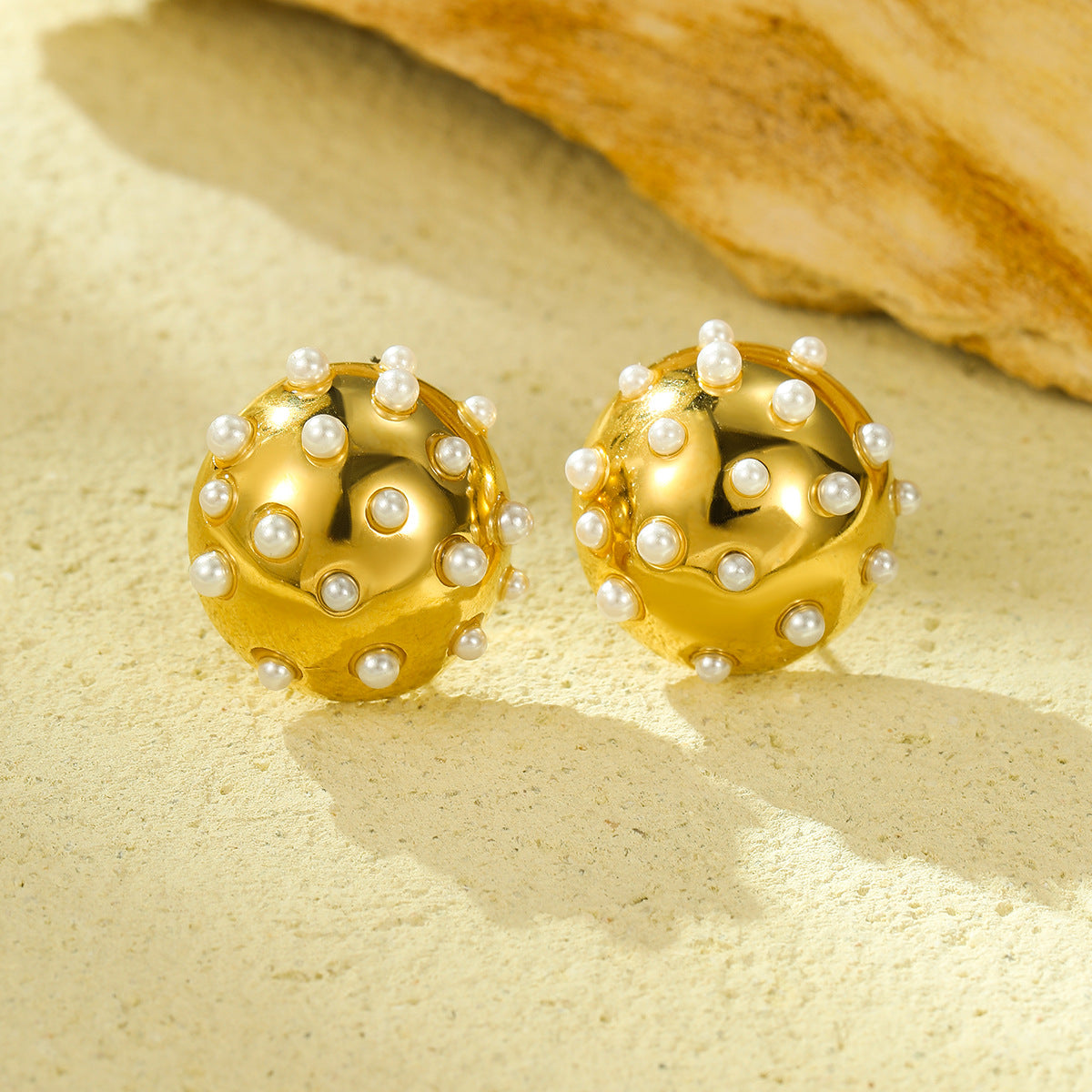 Pendientes Hemisféricos de Acero Inoxidable Estilo Vintage con Baño de Oro de 18K e Incrustaciones de Perlas para Mujer