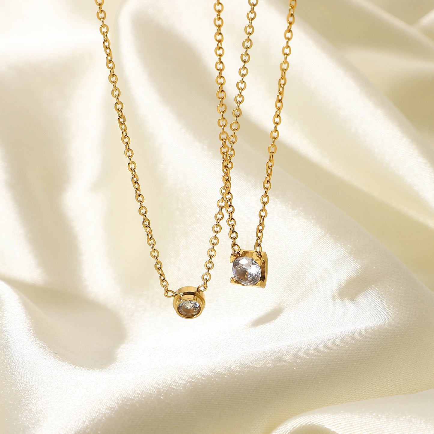 Collana con Pendente Geometrico Minimalista Tondo Rettangolare in Acciaio Inossidabile Placcato Oro 18K da Donna
