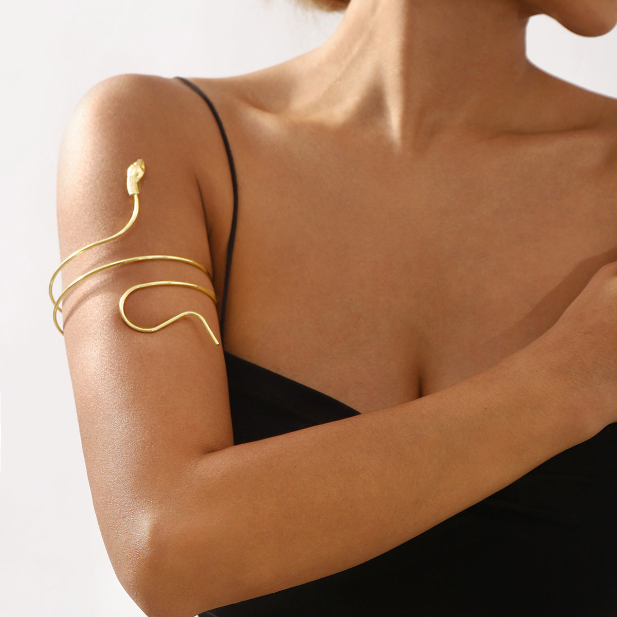 Pulsera de aleación con forma de serpiente geométrica estilo urbano para mujer con acabado chapado