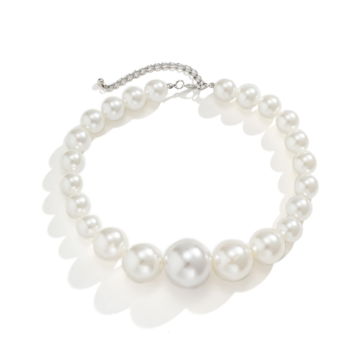 Collana Minimalista Geometrica di Perle per Donna con Pendente di Perle Imitazione e Perle in Resina su Catena di Perle Rotonde