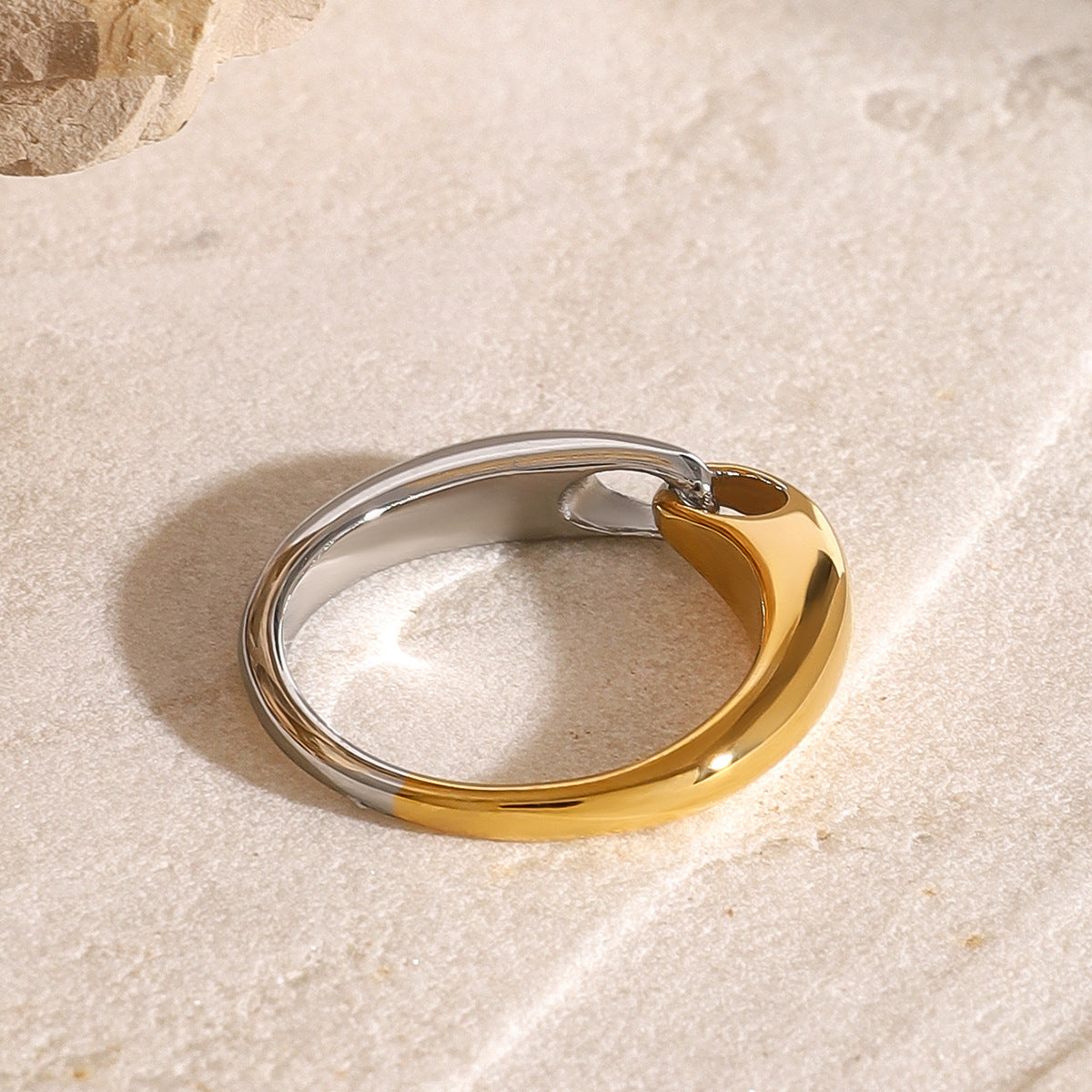 Anello da donna minimalista geometrico in acciaio inossidabile con finitura galvanica