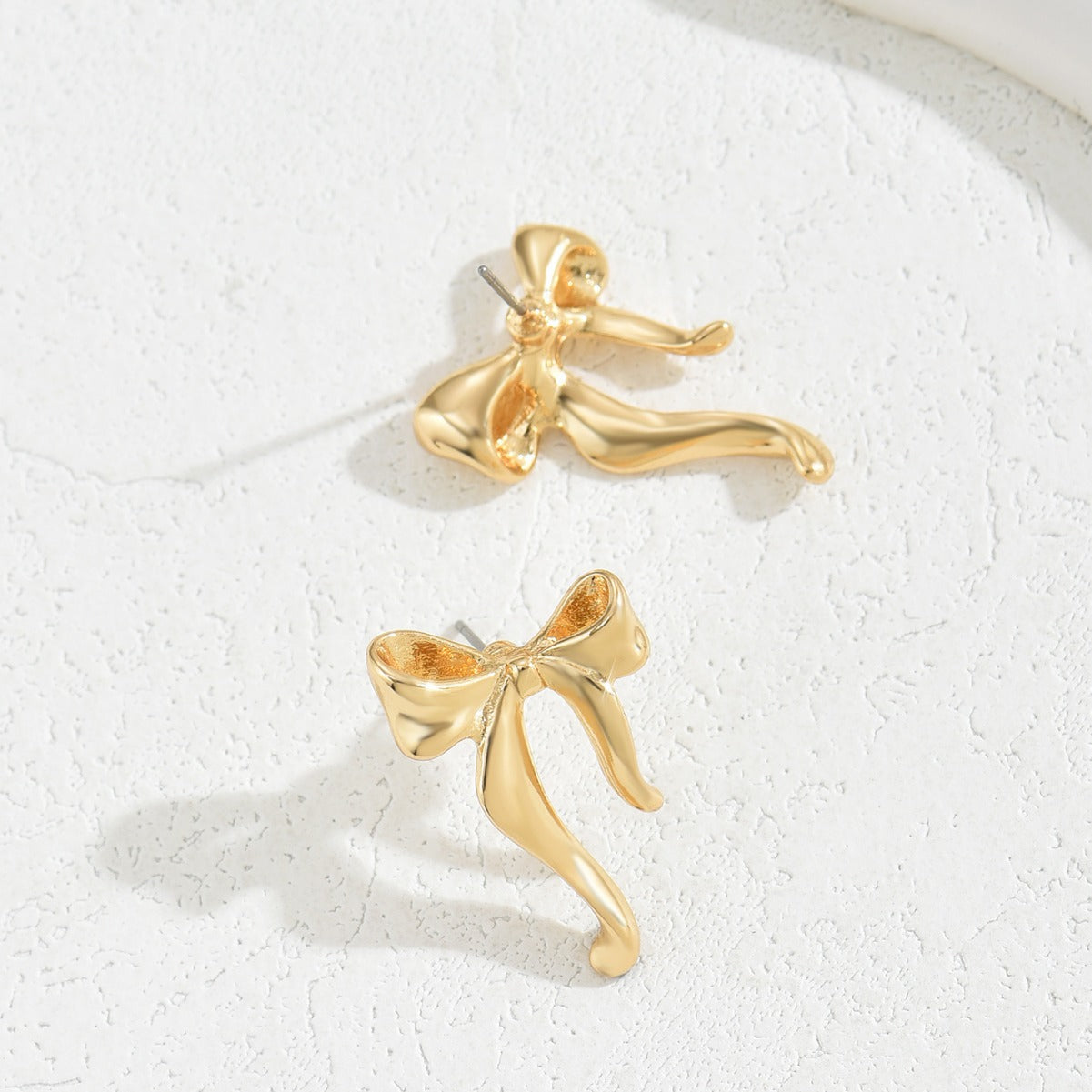 Orecchini a perno da donna a forma di fiocco minimalisti in lega placcati oro con perni in acciaio inossidabile