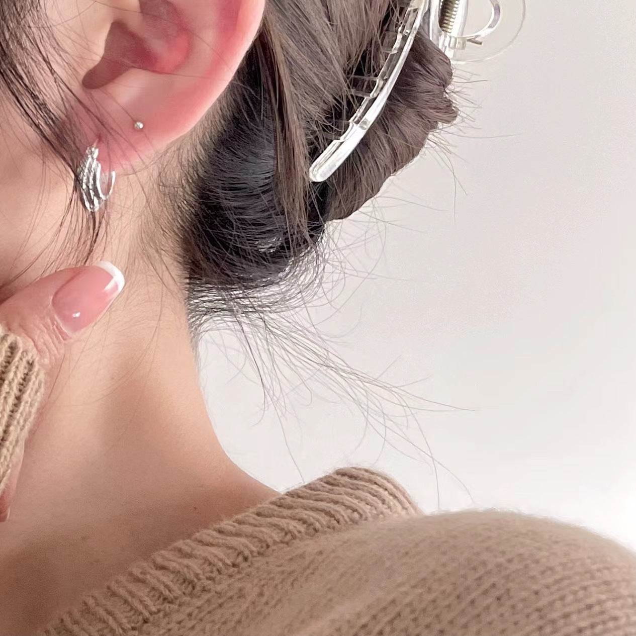 Pendientes Minimalistas con Forma de Letra de Plata de Ley 925 con Acabado Chapado para Mujer