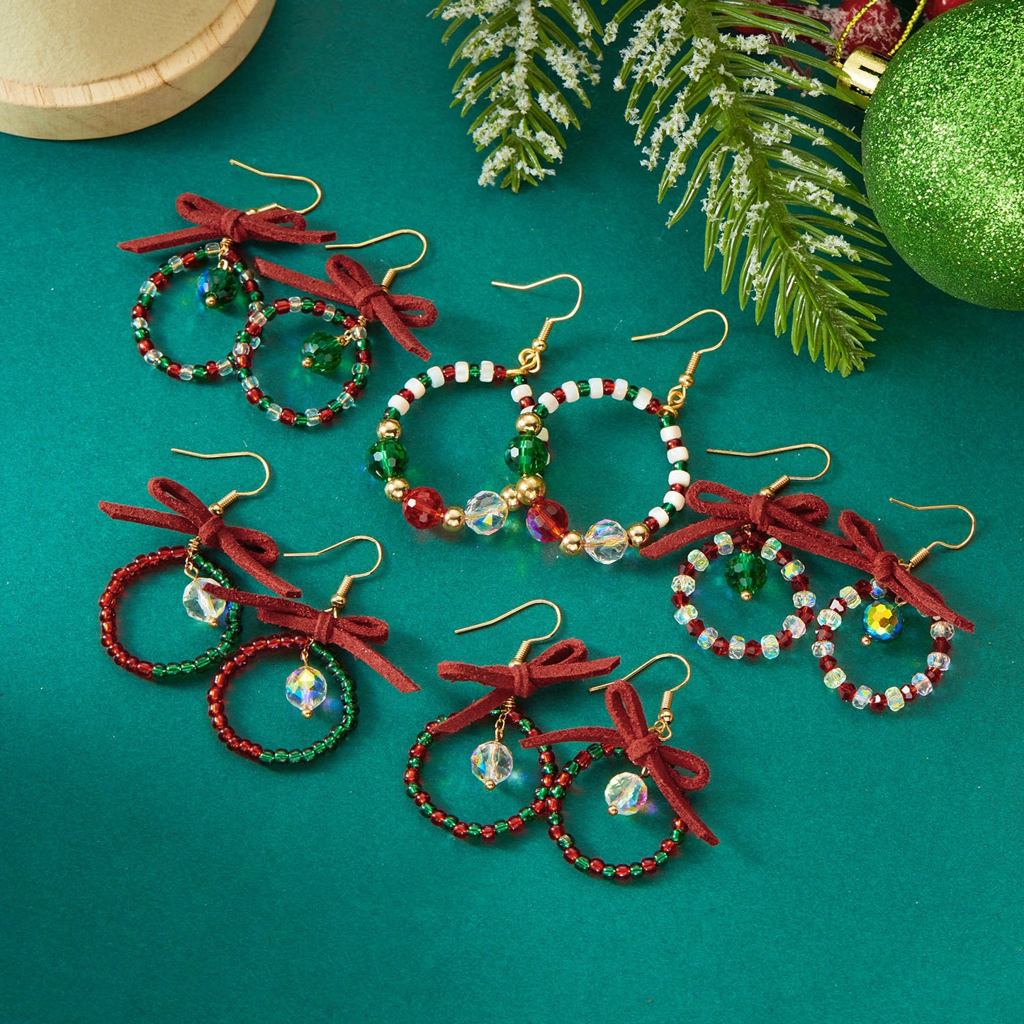 Pendientes largos asimétricos vintage con motivos navideños en pedrería y abalorios sobre base de metal chapado para mujer