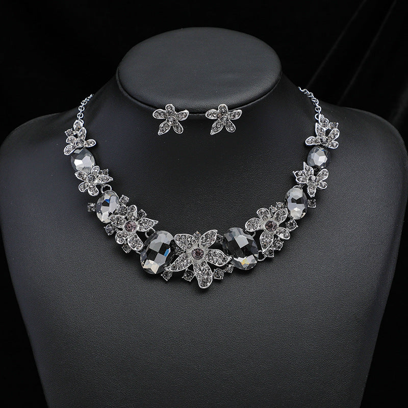Exaggerated Vintage Floral and Leaf Pendant Necklace Set with Rhinestone Inlay on O-Chain Alloy Jewelry for Women