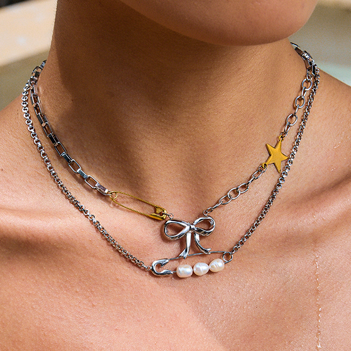 Collar con colgante de clip geométrico minimalista de acero titanio con acabado chapado para mujer