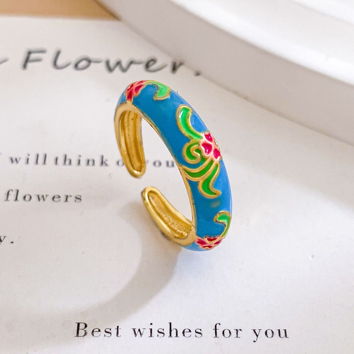 Anillo ajustable minimalista de latón chapado en oro con motivos florales para mujer